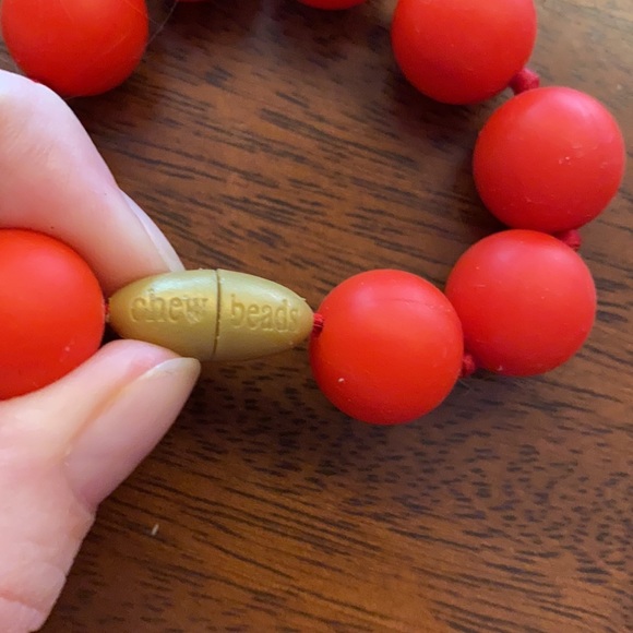 Red chew beads necklace baby - Picture 2 of 3
